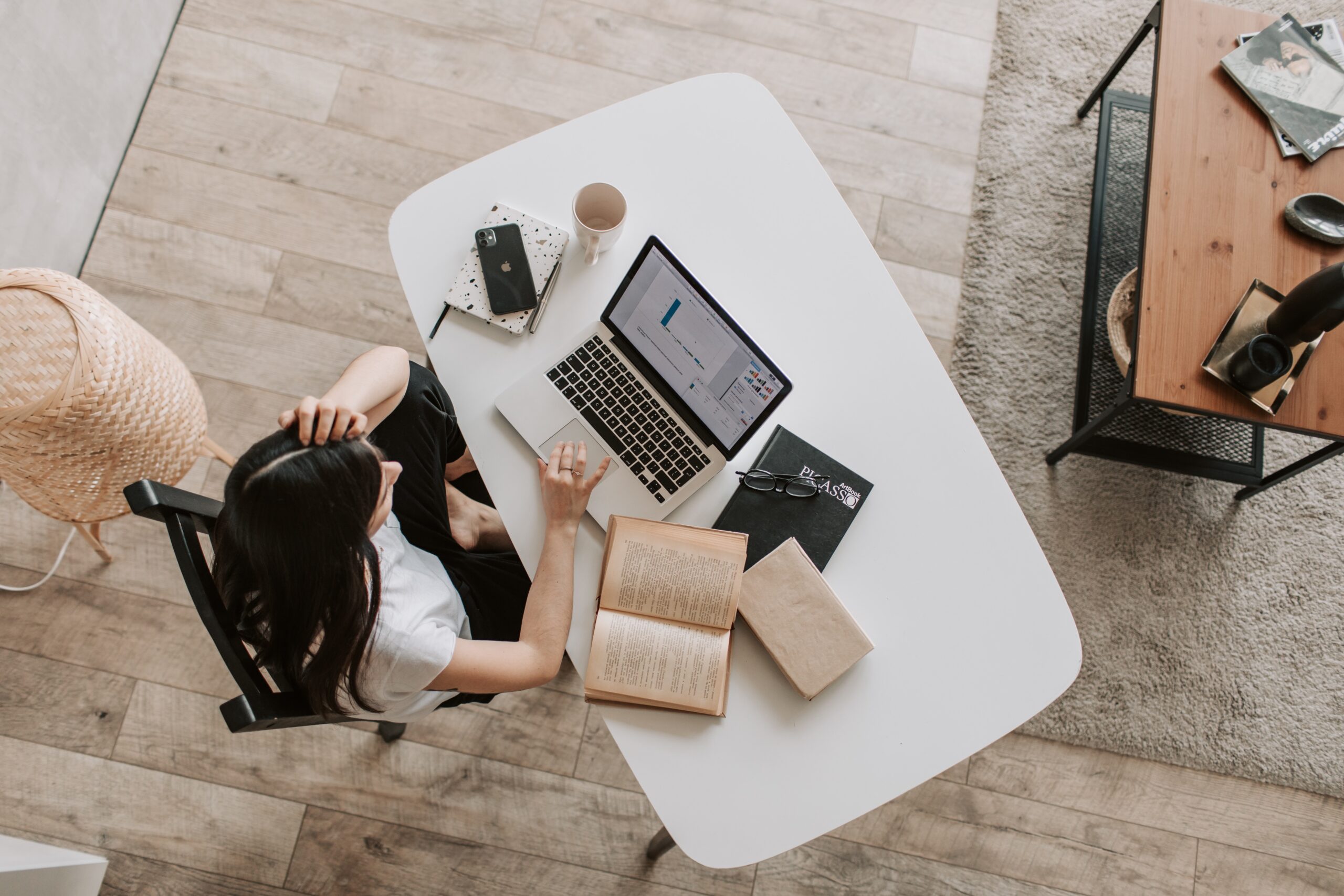 Frau am Tisch im Home-Office arbeitend