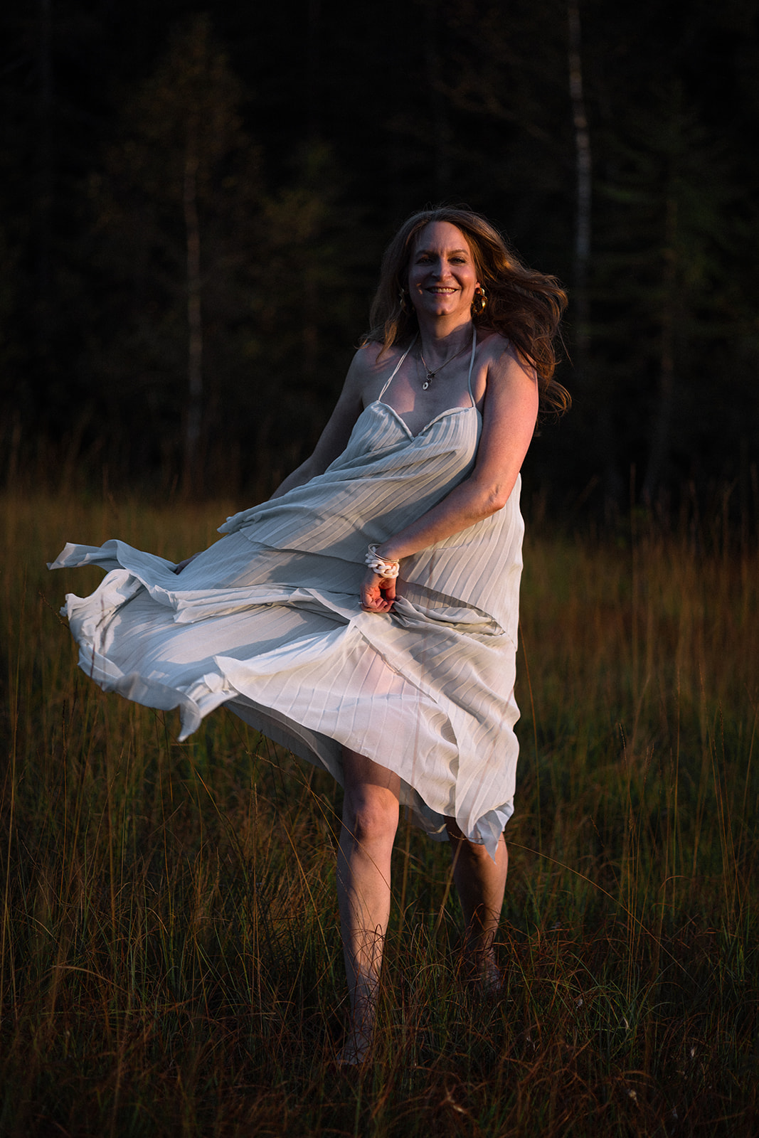 2023_09_Gap_Franziska_Fav Frau tanzend auf Wiese im fliegenden Kleid.